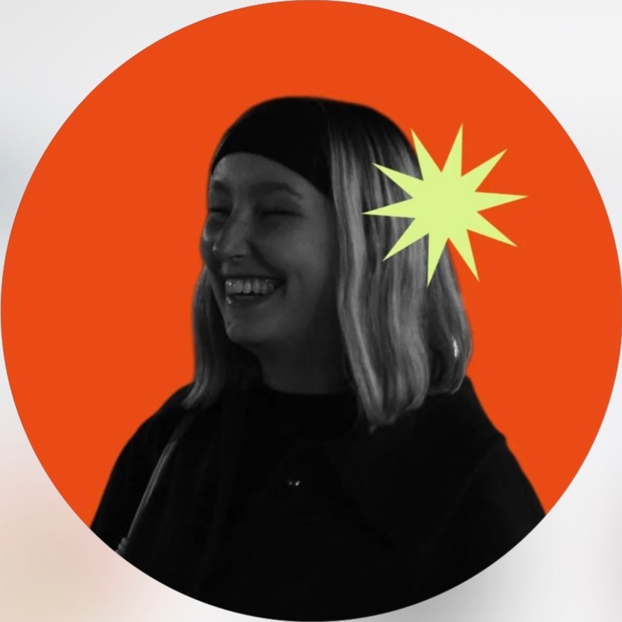 Florence Lekime, en noir et blanc sur un disque orange, avec une étoile verte — sa photo de profil professionnelle