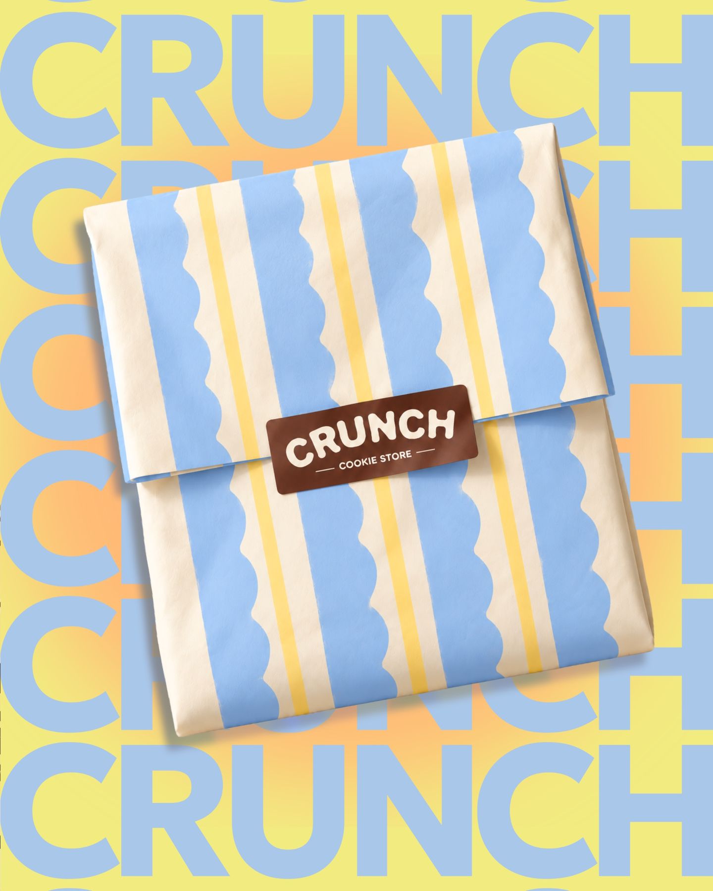 Un emballage rayé bleu et jaune, devant le mot CRUNCH répété en grand