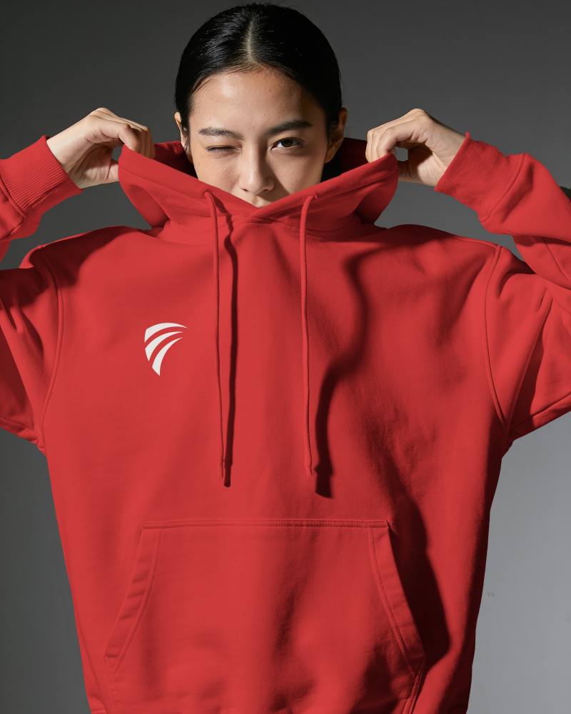 Un hoodie rouge Fitness Education porté, le logo blanc sur la poitrine