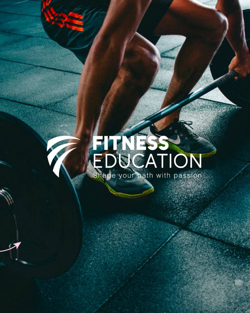 Affiche Fitness Education : le logotype blanc posé sur une photo d'entraînement aux haltères