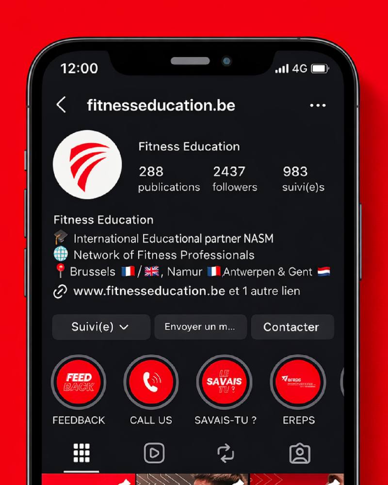Le profil Instagram Fitness Education sur un téléphone, posé sur un aplat rouge