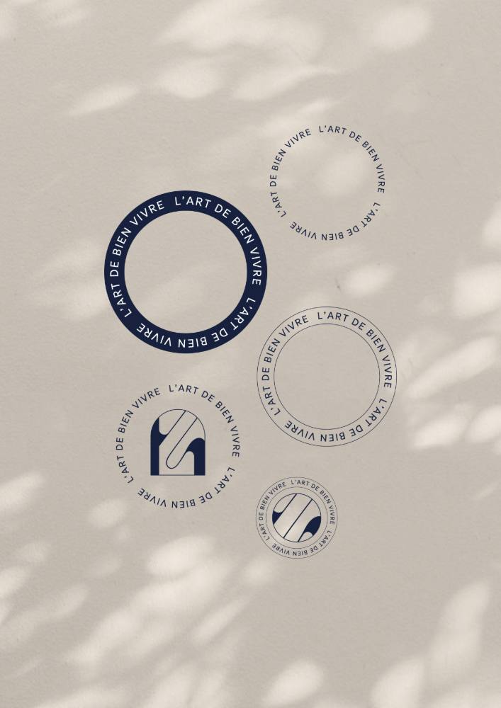 Trois tampons circulaires KOWA sur papier beige : l'arche au centre, la devise en couronne