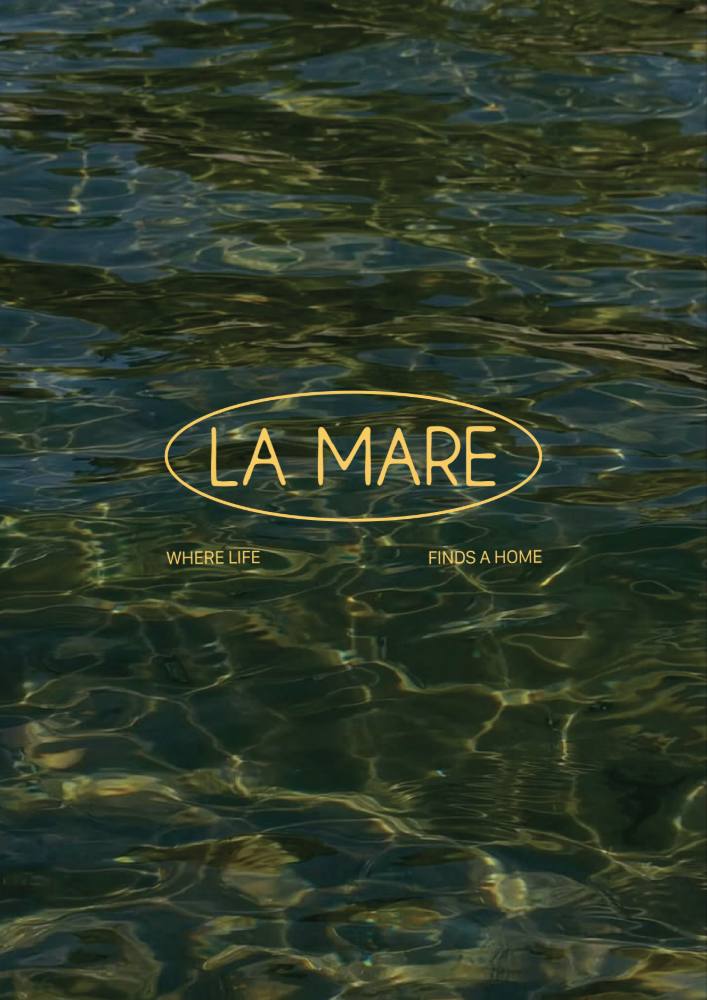 Le logo LA MARE — un ovale fin, « where life finds a home » — posé en doré sur des reflets d'eau