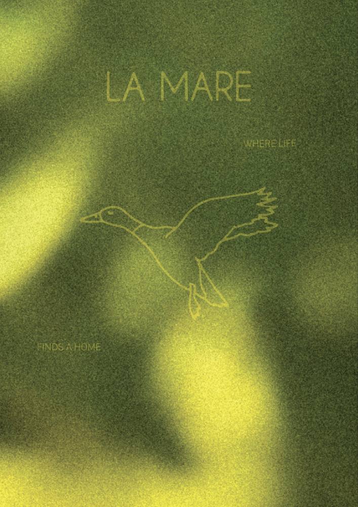 La même oie en jaune, sur un flou de lumière vert et or