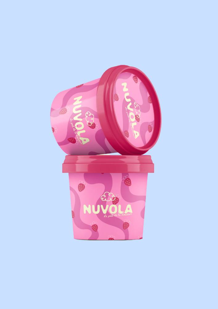 Deux pots de glace NUVOLA roses, empilés sur un fond bleu ciel