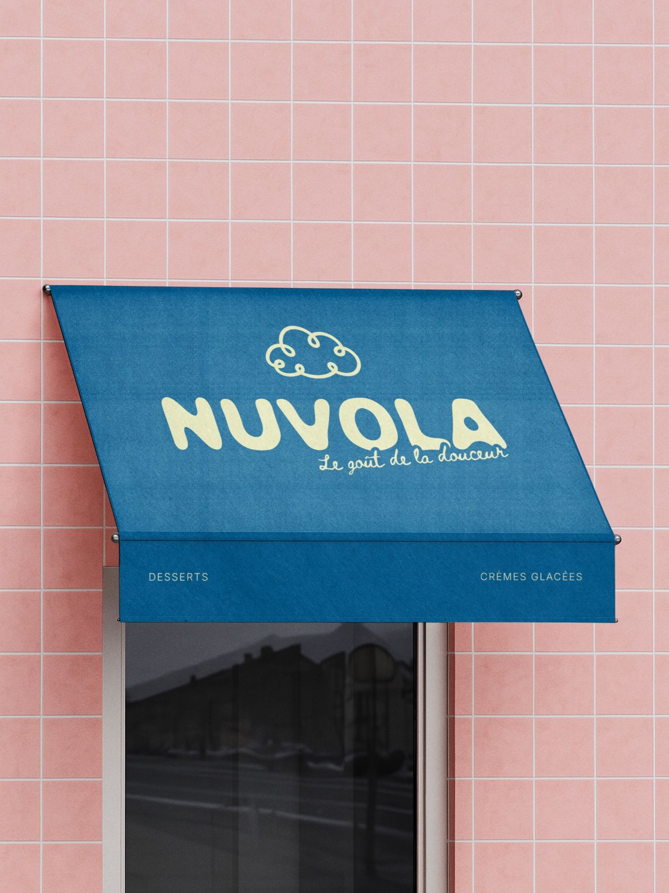 L'auvent bleu de la boutique NUVOLA, logo au nuage, sur un mur de carrelage rose