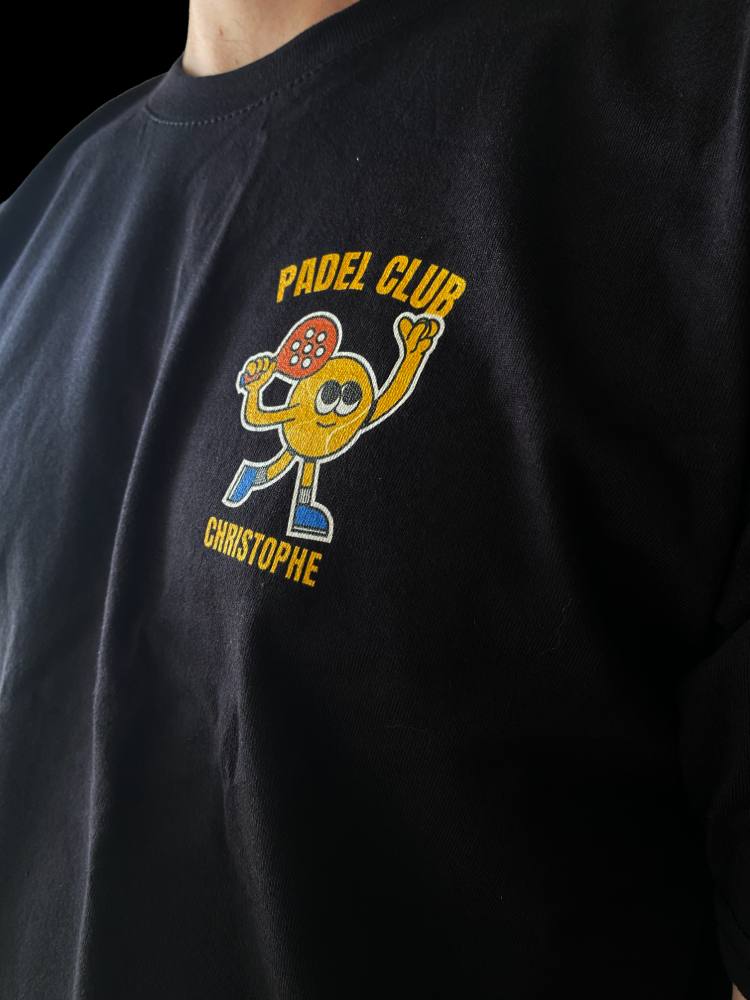 La mascotte sérigraphiée sur un t-shirt noir, porté