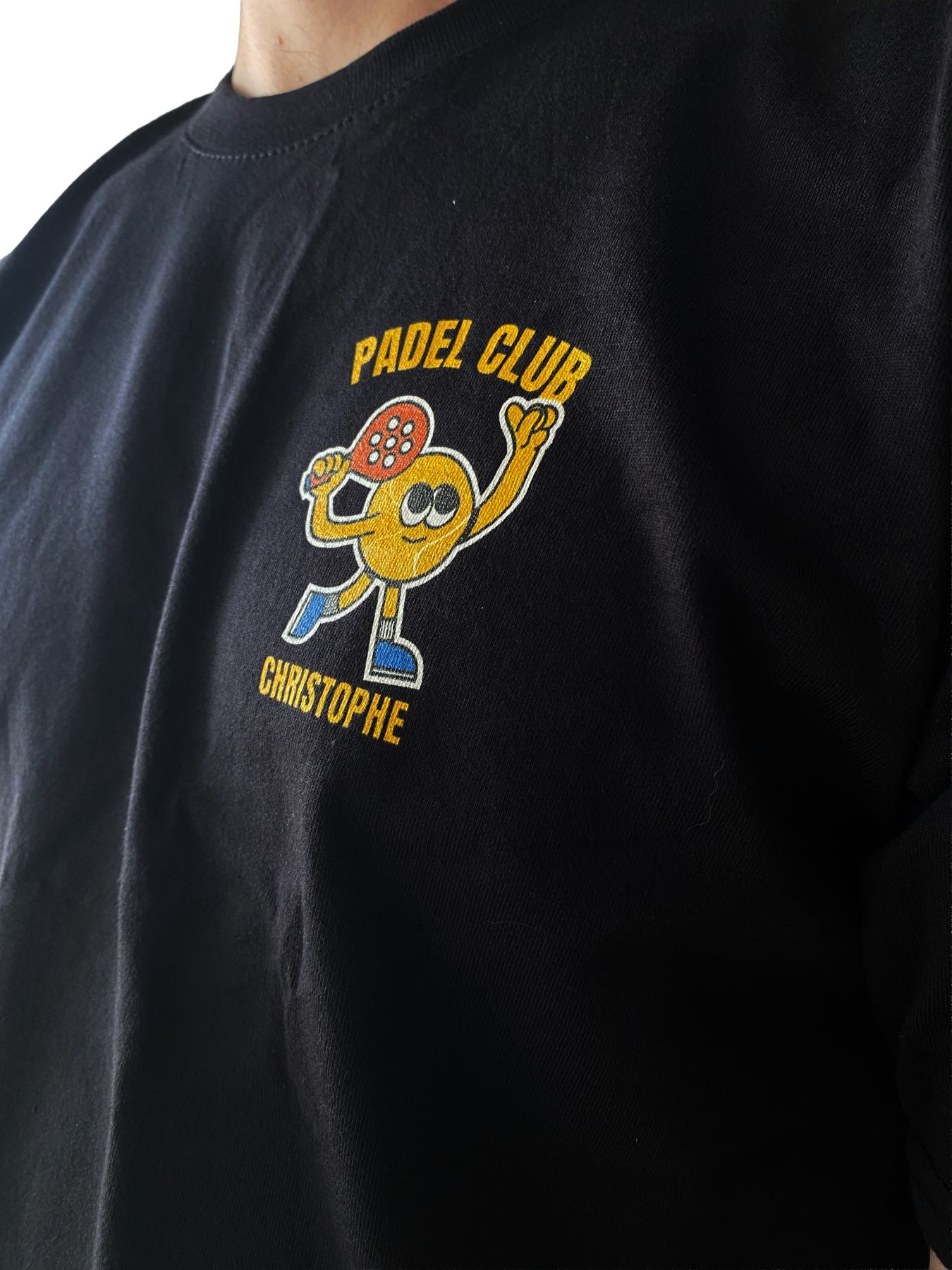 La mascotte imprimée sur un t-shirt noir, porté