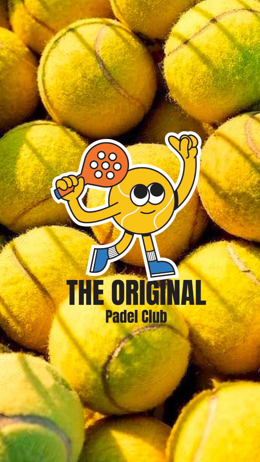 La mascotte et « The Original Padel Club » sur un tas de balles