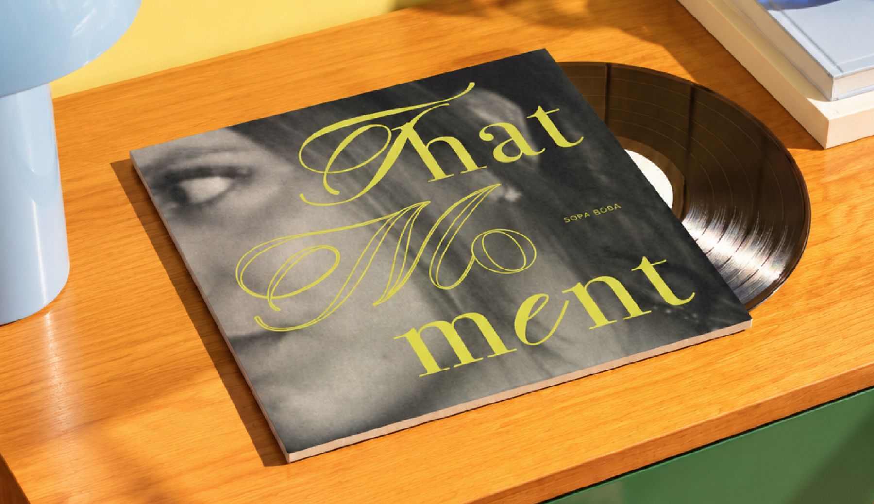 La pochette That Moment posée sur un meuble en bois au soleil, le disque à moitié sorti