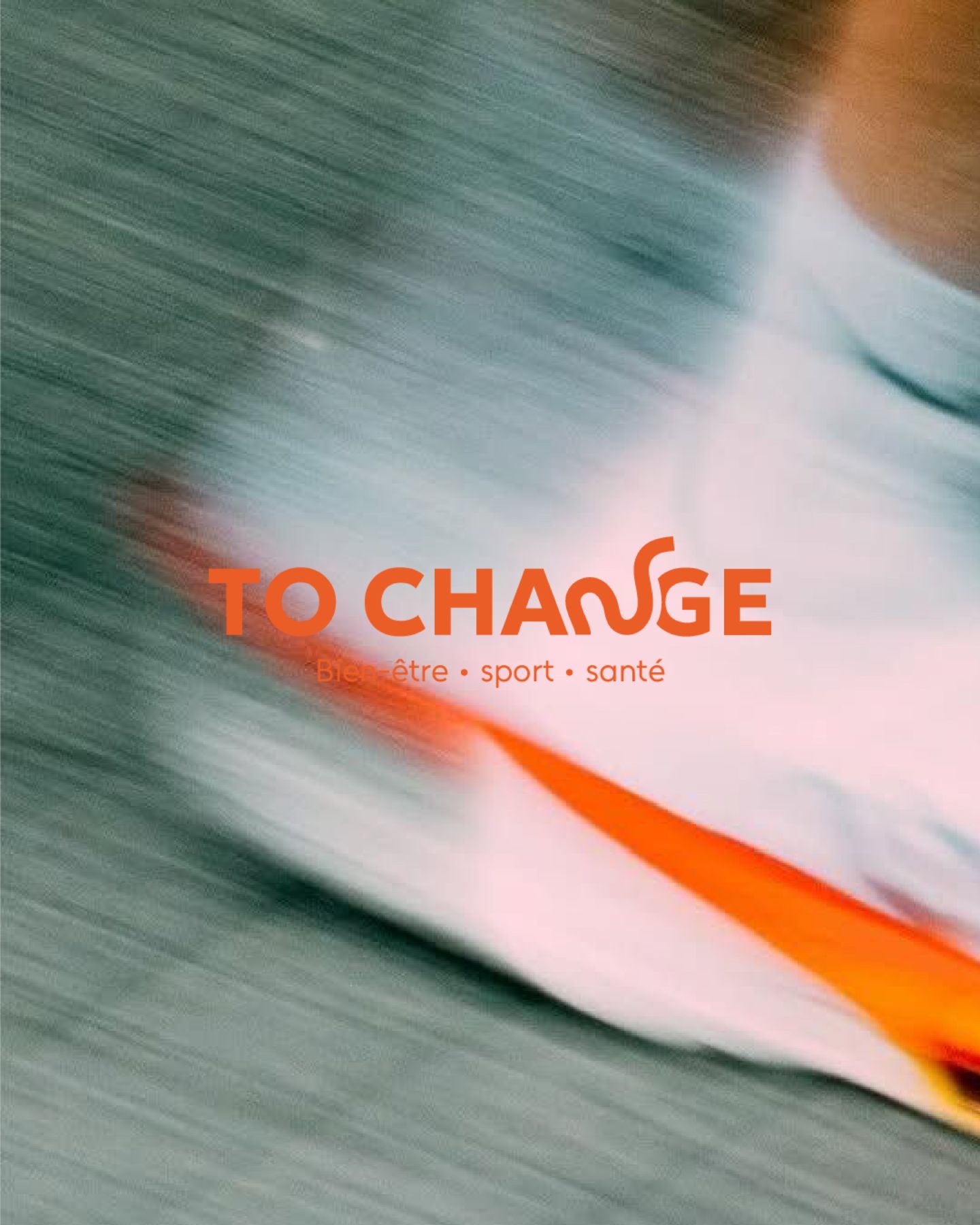 Le logotype TO CHANGE orange sur une photo de course en mouvement