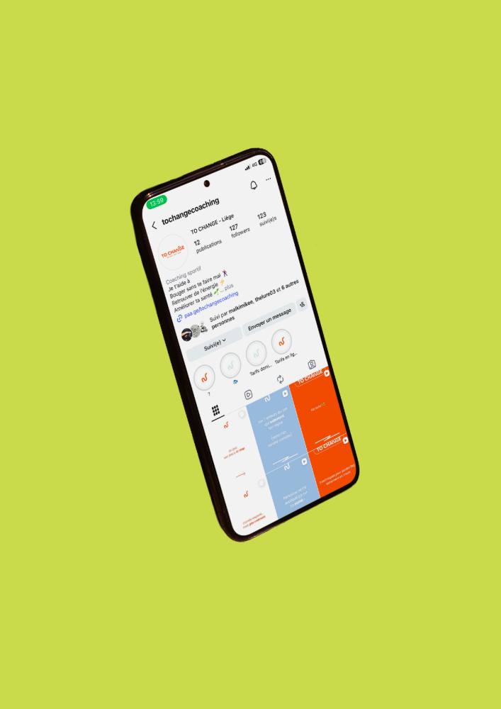 Le profil Instagram To Change sur un téléphone, posé sur un aplat vert tilleul
