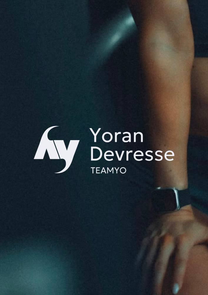 Le logotype Yoran Devresse — TEAMYO en blanc sur une photo de salle en noir et blanc