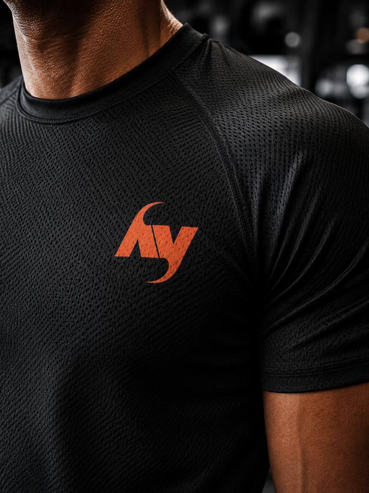 Le monogramme hy en orange, posé sur la poitrine d'un t-shirt noir