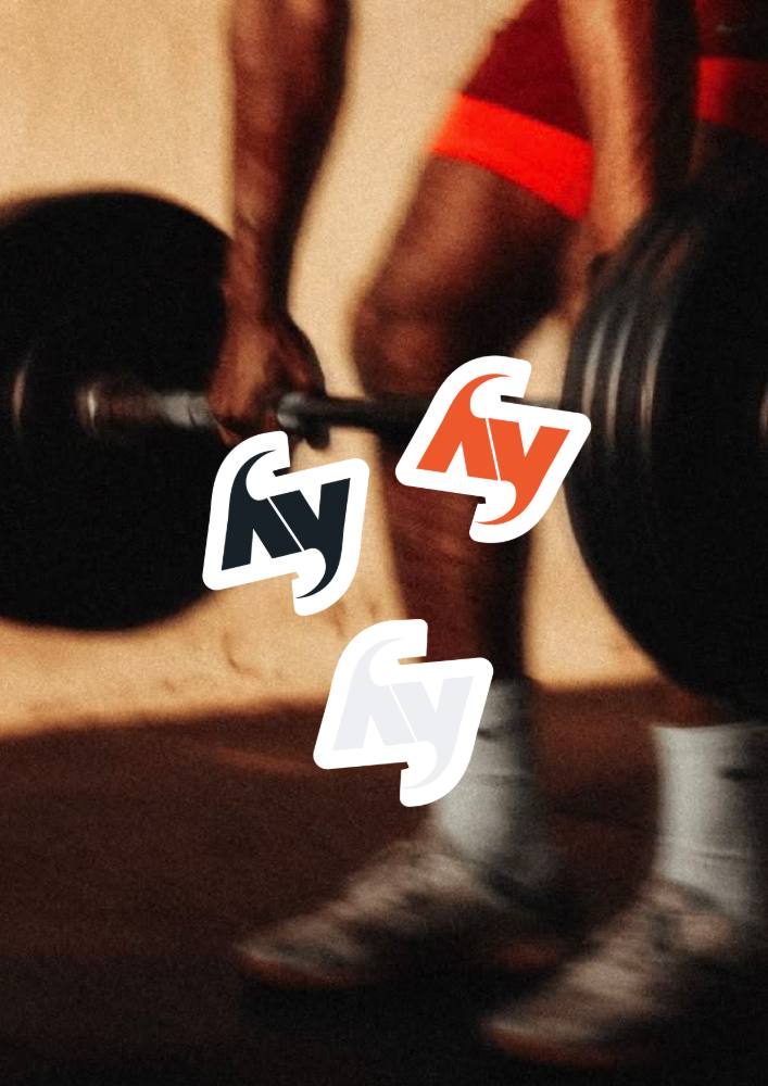 Des autocollants au monogramme hy, blancs et orange, sur une photo d'haltérophile