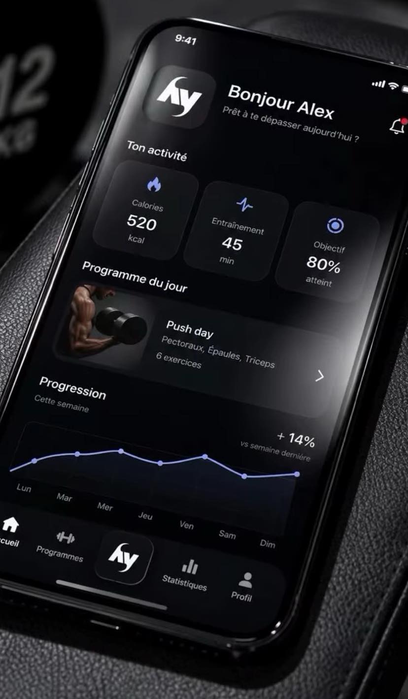 L'application TEAMYO sur un téléphone : tableau de bord sombre, calories, durée d'entraînement et courbe de progression
