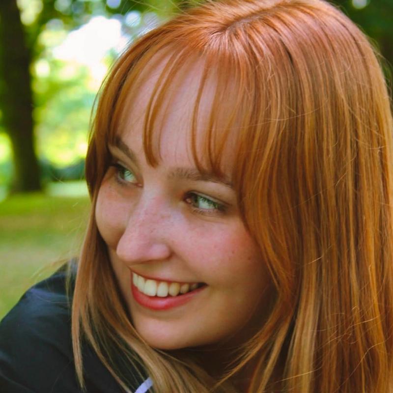 Florence Lekime en extérieur, souriante, dans un parc